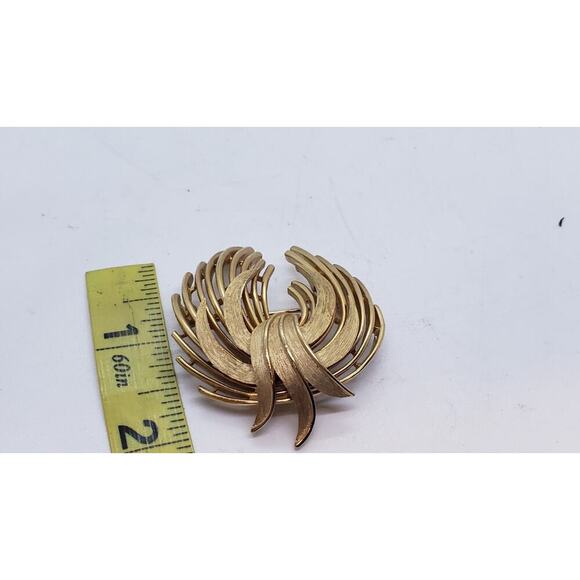Vintage Brooch Trifari Gold Laurel Leaf Wreath Bows Signed Mid Century - Picture 7 of 7